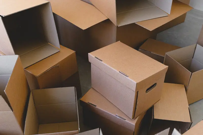Des cartons ouverts de différentes tailles préparés pour un déménagement.